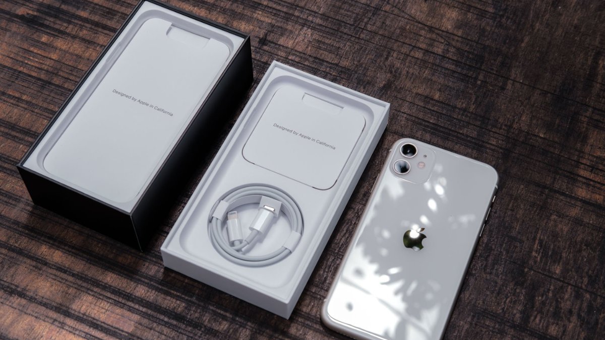 Mua iPhone mới có kèm sạc và tai nghe không? Tại sao?